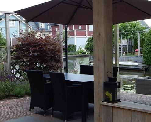 Romantische tuin aan het water