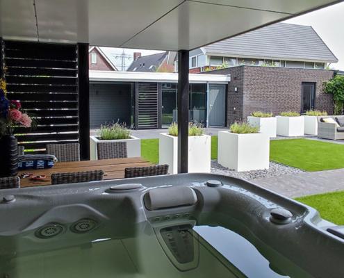 luxe-tuin-met-jacuzzi-rosmalen-bersselaargroen2