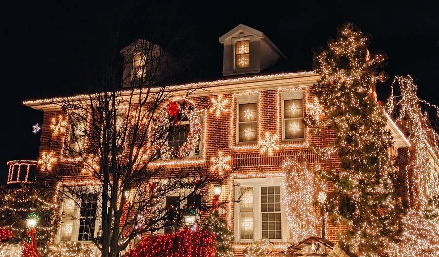 bersselaar-groen-hoe-leg-je-kerstverlichting-aan Bersselaar Groen geeft je tips om veilig je huis en tuin te versieren met kerstverlichting. Ook helpen we je met permanenten tuinverlichting voor een sfeervolle tuin, het hele jaar door.