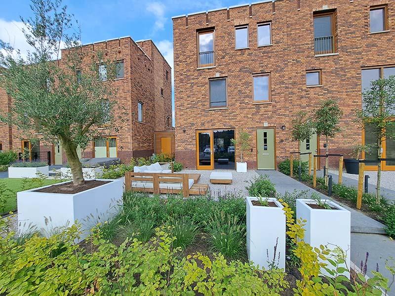 aanleg-moderne-voortuin-hovenier-bersselaargroen-engelen Moderne voortuin met Adezz plantenbakken in Engelen, regio Den Bosch