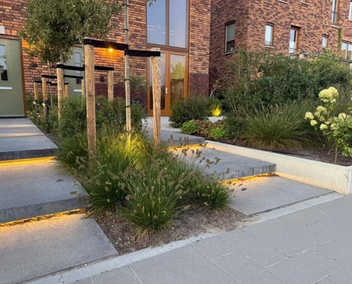 tuinaanleg moderne voortuin met verlicht tuinpad in Groote Wielen Rosmalen door Bersselaar Groen