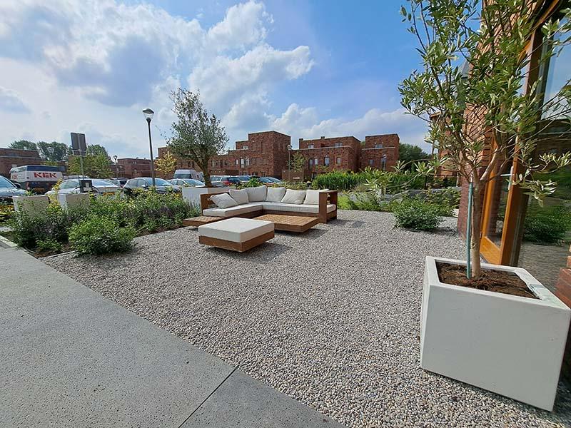 voortuin-aanleg-nieuwbouwtuin-oeverhuizen ruim terras in voortuin van nieuwbouwwijk Oeverhuizen