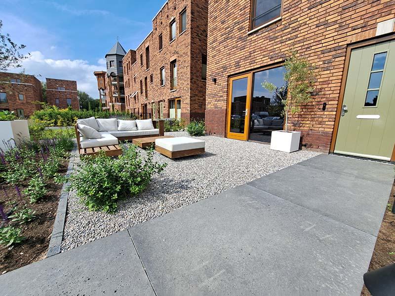 voortuin-aanleg-nieuwbouwwijk-den-bosch Strakke, moderne voortuin met weinig onderhoud in Engelen, regio Den Bosch. Aangelegd door hovenier Bersselaar Groen