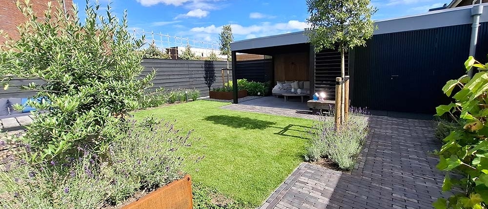 Bersselaar Groen heeft een luxe- voortuin en achtertuin aangelegd in en overkapping, aangelegd in nieuwbouwwijk De Groote Wielen te Rosmalen