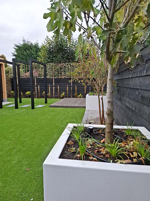 Duurzame plantenbakken van Adezz in strakke tuin