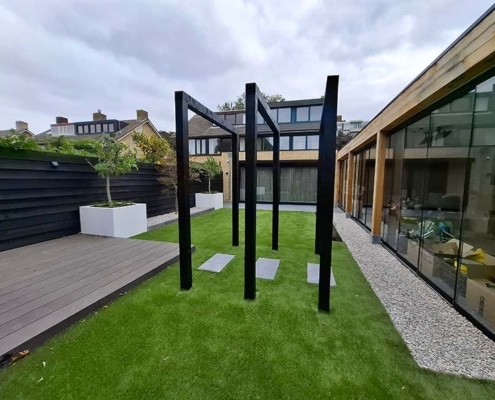 Pergola als eyecatcher in tuin Den Bosch