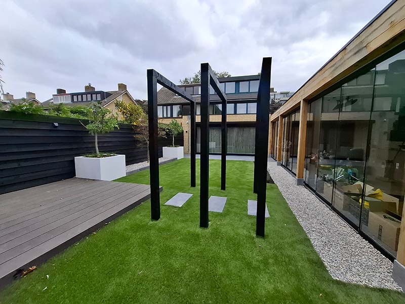 Pergola als eyecatcher in tuin Den Bosch