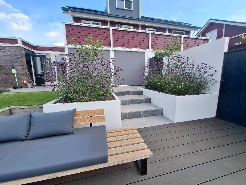 onderhoudsvriendelijk-tuinrenovatie-groote-wielen-rosmalen Tuin met niveauverschillen aan het water