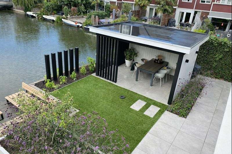 vlonder-overkapping-aan-water-tuinrenovatie Bersselaar voert complete tuinrenovatie uit in Rosmalen