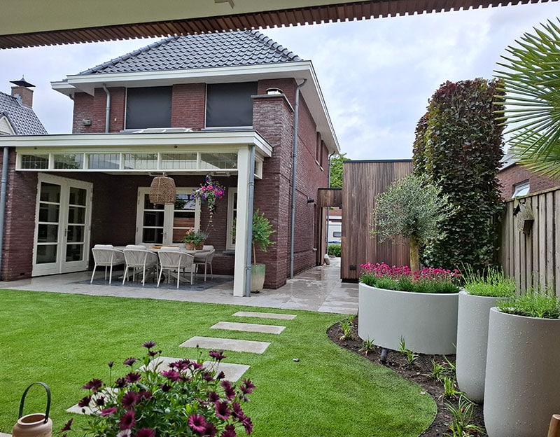eenvoudig-te-onderhouden-tuin-bersselaar Onderhoudsvriendelijke achtertuin met kunstgras, keramische tegels en beplanting