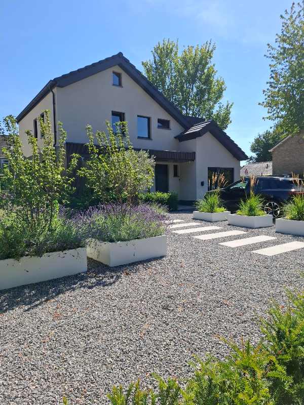 grind-staptegels-voortuin-beplanting Voortuin met alpengrind, Schellevis staptegels en lavendelborder bij nieuwbouwwoning